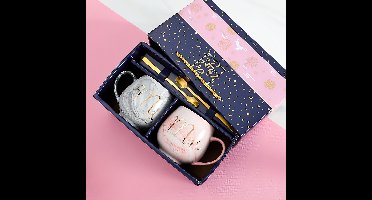 Set van 2 Mokken - Mok set - Couple mok - Koffiemok - Koffiebeker - Beker - Mokken en bekers - Beker met lepel - 350 ml - Keramiek - Mrs./Mr. - Grijs/roze