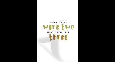 Muurstickers - Sticker Folie - Spreuken - First there were two now there are three - Quotes - Baby - 20x30 cm - Plakfolie - Muurstickers Kinderkamer - Zelfklevend Behang - Zelfklevend behangpapier - Stickerfolie