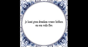 Tegeltje met Spreuk (Tegeltjeswijsheid): Je kunt geen dronken vrouw hebben en een volle fles + Kado verpakking & Plakhanger