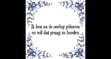 Tegeltje met Spreuk (Tegeltjeswijsheid): Ik ben na de oorlog geboren en wil dat graag zo houden + Kado verpakking & Plakhanger