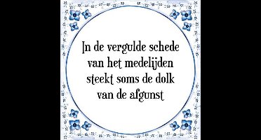 Tegeltje met Spreuk (Tegeltjeswijsheid): In de vergulde schede van het medelijden steekt soms de dolk van de afgunst + Kado verpakking & Plakhanger