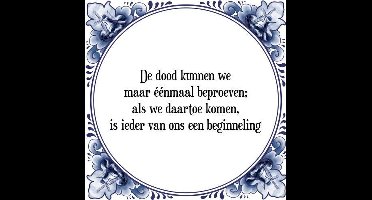 Tegeltje met Spreuk (Tegeltjeswijsheid): De dood kunnen we maar ��nmaal beproeven; als we daartoe komen, is ieder van ons een beginneling + Kado verpakking & Plakhanger