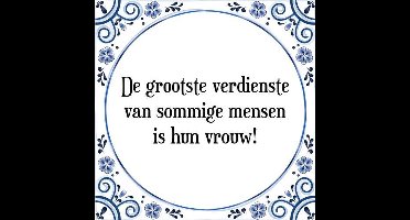 Tegeltje met Spreuk (Tegeltjeswijsheid): De grootste verdienste van sommige mensen is hun vrouw! + Kado verpakking & Plakhanger