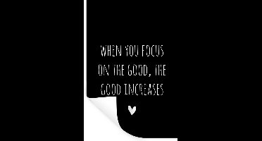 Muurstickers - Sticker Folie - Engelse quote "When you focus on the good, the good increases" op een zwarte achtergrond - 20x30 cm - Plakfolie - Muurstickers Kinderkamer - Zelfklevend Behang - Zelfklevend behangpapier - Stickerfolie