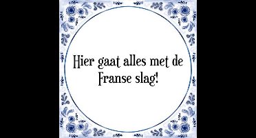 Tegeltje met Spreuk (Tegeltjeswijsheid): Hier gaat alles met de Franse slag! + Kado verpakking & Plakhanger