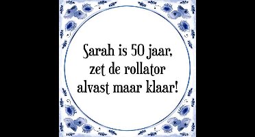 Tegeltje met Spreuk (Sarah 50 jaar): Sarah is 50 jaar, zet de rollator alvast maar klaar! + Cadeau verpakking & Plakhanger