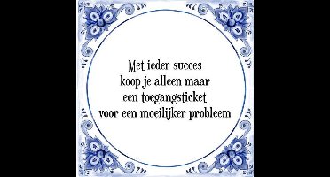 Tegeltje met Spreuk (Tegeltjeswijsheid): Met ieder succes koop je alleen maar een toegangsticket voor een moeilijker probleem + Kado verpakking & Plakhanger