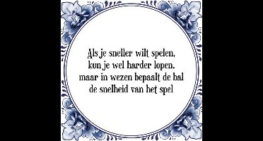 Tegeltje met Spreuk (Tegeltjeswijsheid): Als je sneller wilt spelen, kun je wel harder lopen, maar in wezen bepaalt de bal de snelheid van het spel + Kado verpakking & Plakhanger