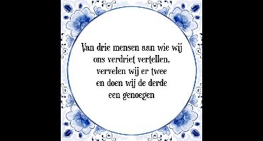 Tegeltje met Spreuk (Tegeltjeswijsheid): Van drie mensen aan wie wij ons verdriet vertellen, vervelen wij er twee en doen wij de derde een genoegen + Kado verpakking & Plakhanger