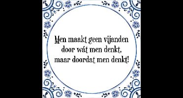 Tegeltje met Spreuk (Tegeltjeswijsheid): Men maakt geen vijanden door w�t men denkt, maar doordat men denkt! + Kado verpakking & Plakhanger