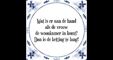 Tegeltje met Spreuk (Tegeltjeswijsheid): Wat is er aan de hand als de vrouw de woonkamer in komt? Dan is de ketting te lang! + Kado verpakking & Plakhanger