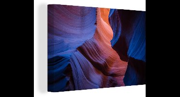 Canvas Schilderij Donkerblauwe kleuren schijnen door de gleuven van de Antelope Canyon - 120x80 cm - Wanddecoratie