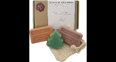 Kerstcadeau pakket met zeepjes rode klei, musc, denneboomzeepje met sisalzeepzakje - kerstgeschenk