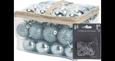 Kerstballen - 48x st - ijsblauw - 6 cm - kunststof - met kerstbalhaakjes zilver