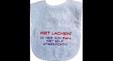 Witte slab met "Niet lachen! Ik heb mijn papa niet zelf uitgezocht!"