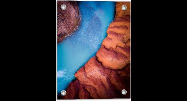 Tuinposter – Oranje Rotsen met Blauw Water - 30x40cm Foto op Tuinposter  (wanddecoratie voor buiten en binnen)