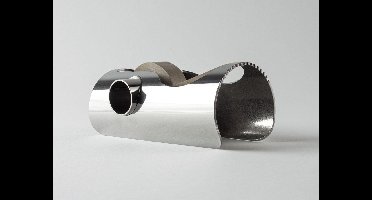 Plakbandhouder uit gepolijst RVS buis gelazerd, Design Plakbandrolhouder Plakband Tape Dispenser Bureaudispenser Kantooraccessoires. Passend voor Scotch 3M of MT Masking Tape. Ontwerp Maarten Baptist