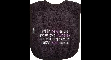 Zwarte slab met "Mijn oma is de grootste knoeier en toch moet ik deze slab om!!!"