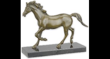 EEN BRONZEN BEELD VAN EEN PAARD