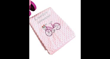 Couverture rose pour bébé avec un vélo et une dédicace en français brodée/Pink baby blanket with a bicycle and dedication in French embroidered 95 x 120 cm