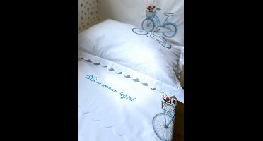 Gepersonaliseerd dekbedovertrek met een blauwe fiets en een geborduurde toewijding - Babybed/Personalized duvet cover with a blue bicycle and a dedication embroidered- Baby crib-baby bed 100 x 150 cm