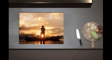 Inductieplaat Beschermer - Achteraanzicht van Visser op Houten Vissersbootje bij Zonsondergang - 71x51 cm - 2 mm Dik - Inductie Beschermer - Bescherming Inductiekookplaat - Kookplaat Beschermer van Zwart Vinyl