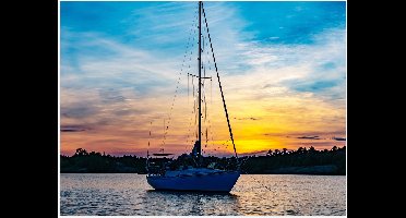 WallClassics - Poster (Mat) - Vissersboot met Hoge Mast en Zonsondergang - 100x75 cm Foto op Posterpapier met een Matte look