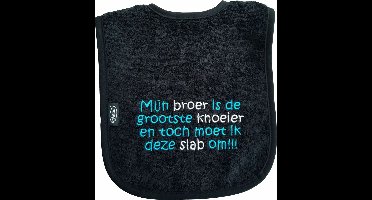 Zwarte slab met "Mijn broer is de grootste knoeier en toch moet ik deze slab om!!!" - broertje, babyshower, zwanger, cadeautje, kraamcadeau, grappig, geschenk, baby, tekst, slabber, slabbertje, slabbetje