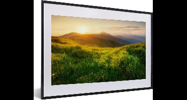 PosterMonkey - Fotolijst - Poster - Gras - Bergen - Zon - Natuur - Poster frame - Kader - 60x40 cm - Poster bergen - Kamer decoratie - Poster landschap - Foto in lijst - Kerstversiering - Kerstdecoratie voor binnen - Kerstmis