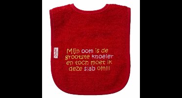 Rode slab met "Mijn oom is de grootste knoeier en toch moet ik deze slab om" - knoeien, knoeiertje, eten, kraamcadeautje, cadeautje
