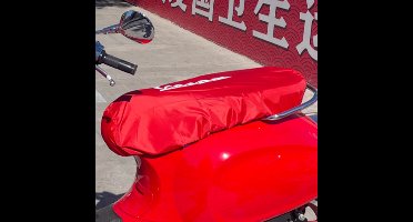 Zadelhoes met Vespa Logo Rood - Moterscooter - Vespa (Universeel)- Regenhoes - Zadelhoes - Anti-regen - Waterdicht - Brommer - Scooter - Motor - Waterafstotend - Vespa Logo