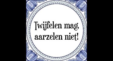 Tegeltje met Spreuk (Tegeltjeswijsheid): Twijfelen mag, aarzelen niet! + Kado verpakking & Plakhanger
