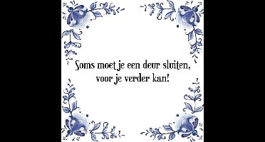 Tegeltje met Spreuk (Tegeltjeswijsheid): Soms moet je een deur sluiten, voor je verder kan! + Kado verpakking & Plakhanger