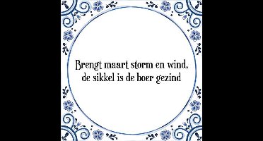 Tegeltje met Spreuk (Tegeltjeswijsheid): Brengt maart storm en wind, de sikkel is de boer gezind + Kado verpakking & Plakhanger