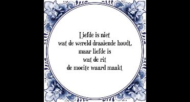 Tegeltje met Spreuk (Tegeltjeswijsheid): Liefde is niet wat de wereld draaiende houdt, maar liefde is wat de rit de moeite waard maakt + Kado verpakking & Plakhanger