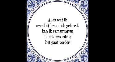 Tegeltje met Spreuk (Tegeltjeswijsheid): Alles wat ik over het leven heb geleerd, kan ik samenvatten in drie woorden; het gaat verder + Kado verpakking & Plakhanger