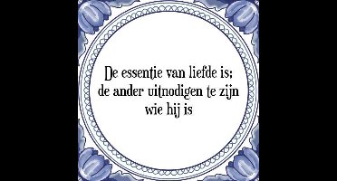 Tegeltje met Spreuk (Tegeltjeswijsheid): De essentie van liefde is; de ander uitnodigen te zijn wie hij is + Kado verpakking & Plakhanger