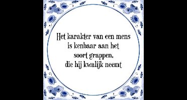 Tegeltje met Spreuk (Tegeltjeswijsheid): Het karakter van een mens is kenbaar aan het soort grappen, die hij kwalijk neemt + Kado verpakking & Plakhanger