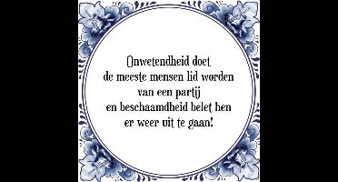 Tegeltje met Spreuk (Tegeltjeswijsheid): Onwetendheid doet de meeste mensen lid worden van een partij en beschaamdheid belet hen er weer uit te gaan! + Kado verpakking & Plakhanger