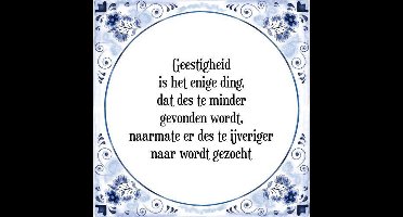 Tegeltje met Spreuk (Tegeltjeswijsheid): Geestigheid is het enige ding, dat des te minder gevonden wordt, naarmate er des te ijveriger naar wordt gezocht + Kado verpakking & Plakhanger