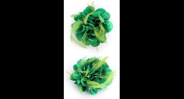 Bloem met veertjes op speld groen