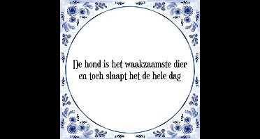 Tegeltje met Spreuk (Tegeltjeswijsheid): De hond is het waakzaamste dier en toch slaapt het de hele dag + Kado verpakking & Plakhanger