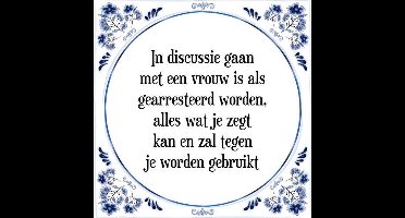 Tegeltje met Spreuk (Tegeltjeswijsheid): In discussie gaan met een vrouw is als gearresteerd worden, alles wat je zegt kan en zal tegen je worden gebruikt + Kado verpakking & Plakhanger