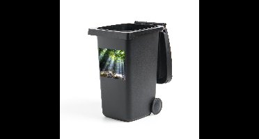 Container sticker Regenwoud - Zonnestralen dringen door de bomen het regenwoud in Maleisië binnen Klikosticker - 40x40 cm - kliko sticker - weerbestendige containersticker