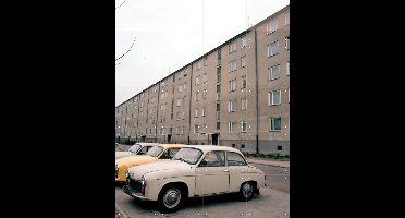 IXXI Three Cars Gdansk 1986, Teun Voeten - 80 x 100 cm - Gratis ophangtool - Grote wanddecoratie en posters - Fotografie, Vintage, Mancave, Woonkamer