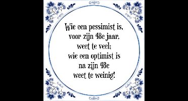 Tegeltje met Spreuk (Tegeltjeswijsheid): Wie een pessimist is, voor zijn 48e jaar, weet te veel; wie een optimist is na zijn 48e weet te weinig! + Kado verpakking & Plakhanger