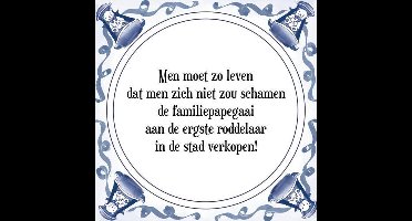 Tegeltje met Spreuk (Tegeltjeswijsheid): Men moet zo leven dat men zich niet zou schamen de familiepapegaai aan de ergste roddelaar in de stad verkopen! + Kado verpakking & Plakhanger