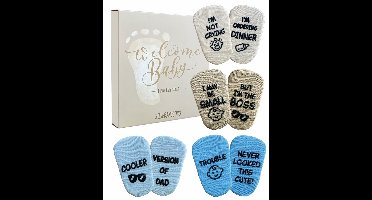 SilverandCoco® Baby Sokjes met Grappige Tekst | Geboorte Geschenkset Sokken Antislip Katoen | Kraamcadeaus pakket Cadeau Gift Set | Shower Cadeau Geschenk Versiering Decoratie | Zwangerschap Katoenen Kleding | Gender Reveal Zwanger - Jongen Boy Blauw