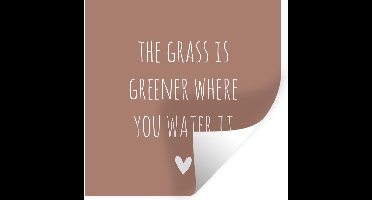 Muurstickers - Sticker Folie - Engelse quote "The grass is greener where you water it" met een hartje tegen een bruine achtergrond - 30x30 cm - Plakfolie - Muurstickers Kinderkamer - Zelfklevend Behang - Zelfklevend behangpapier - Stickerfolie