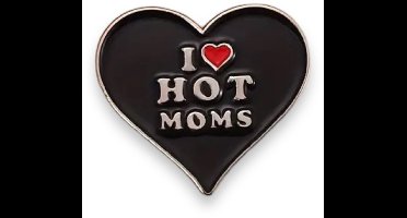 I Love Hot Moms Pin – Humoristische Enamel Speld in Hartvorm – 3 cm – Kinky Pleasure Accessoire